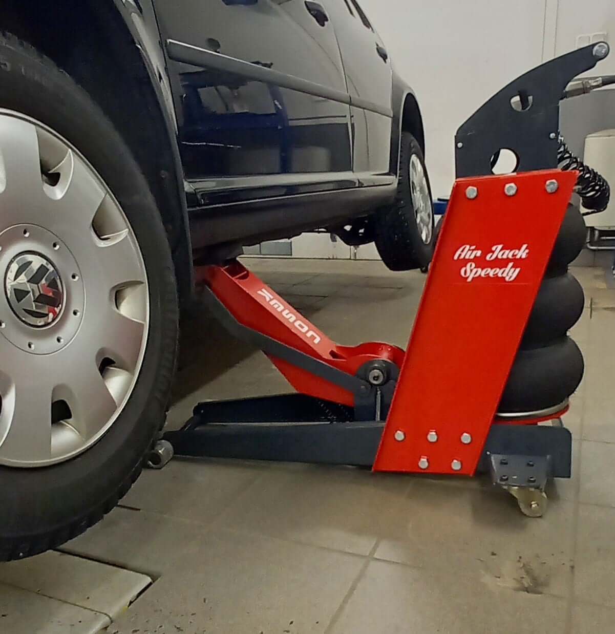 Luftdomkraft lyfter bil för underhåll