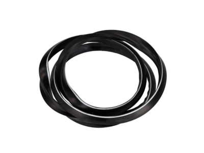 Svart gummilist i spiralformad ring
