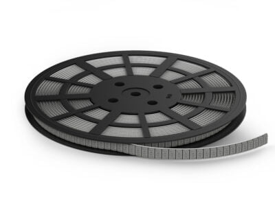 Svart filmrulle med perforerad film.