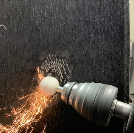 Metallslipning med elektrisk verktyg och gnistor.