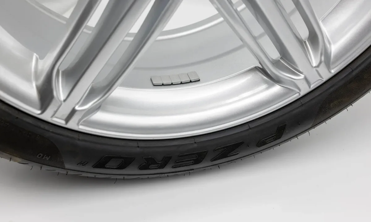 Bilens fälg och däck av märket Pirelli.