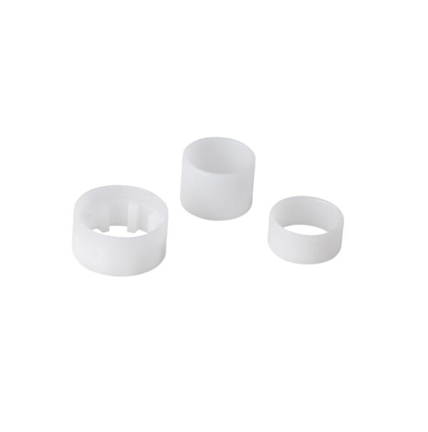 Tre vita plastförband i olika storlekar.