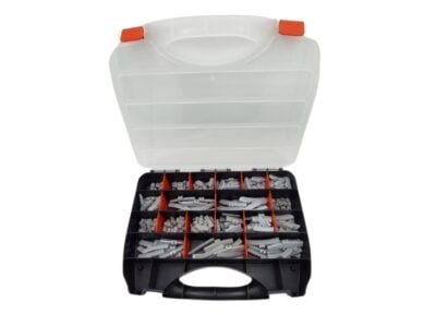 Organiserare med fack för väggpluggar och verktyg.