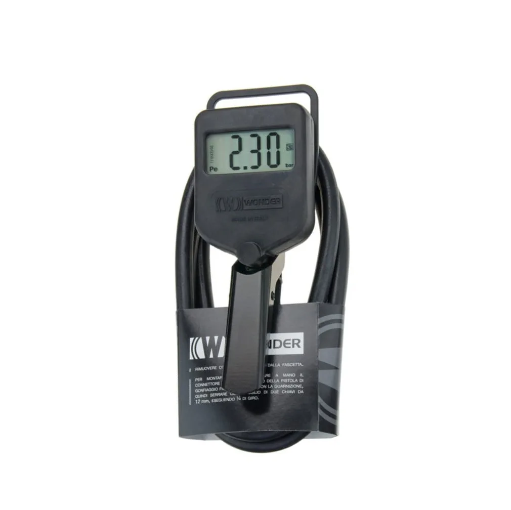 Digital barometer visar 2,30 bar tryck.
