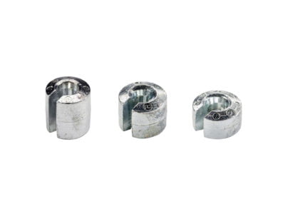 Tre metallklämmor i olika storlekar