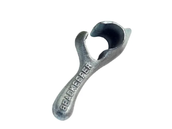 Metallverktyg med texten 'BEADKEEPER' ingraverad.