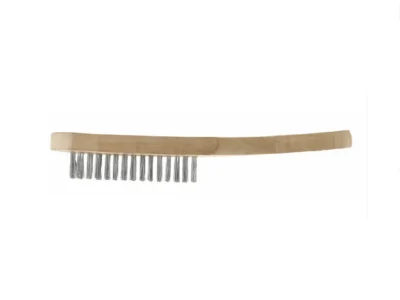 Träborste med metallborst på vit bakgrund.