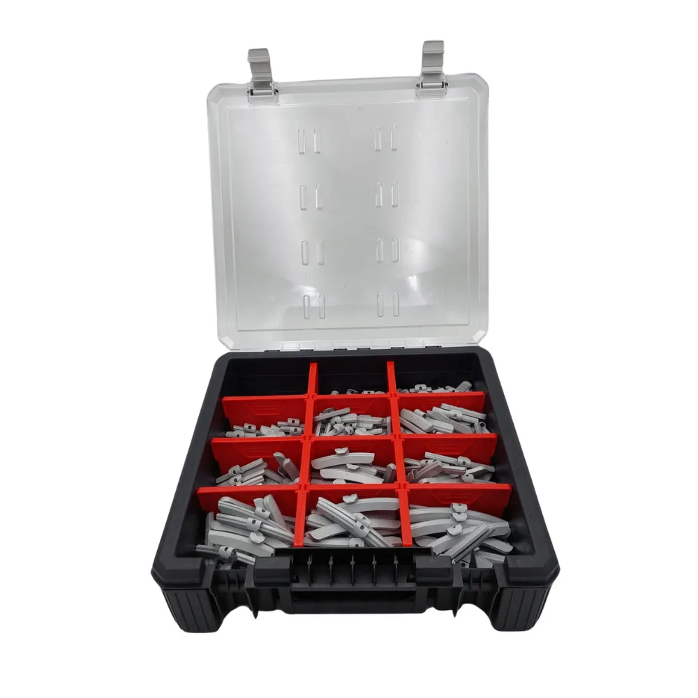 Plastlåda med grå plastdetaljer organiserade.