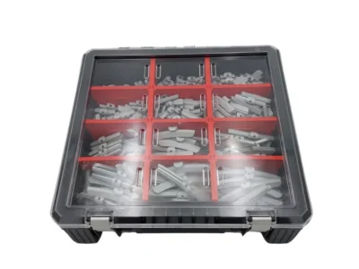 Plastlåda med sorterade gråa pluggar.