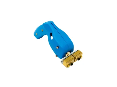 Blå elektrisk häftapparat på vit bakgrund.