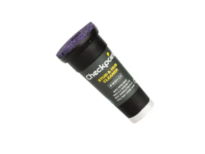 Svart rengöringsverktyg för nav och hjulbultar.