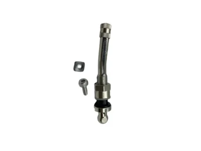 Metallventil med tillbehör på vit bakgrund.