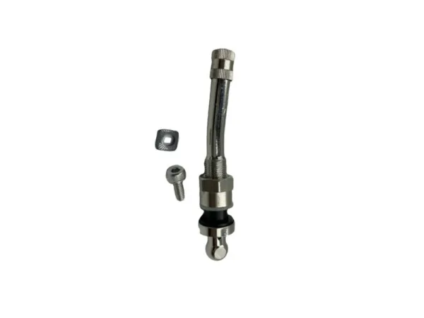 Metallventil med tillbehör på vit bakgrund.