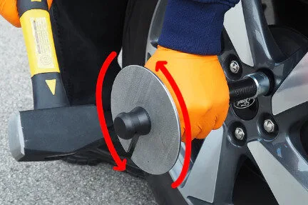 Avlägsnar hjulbult med verktyg